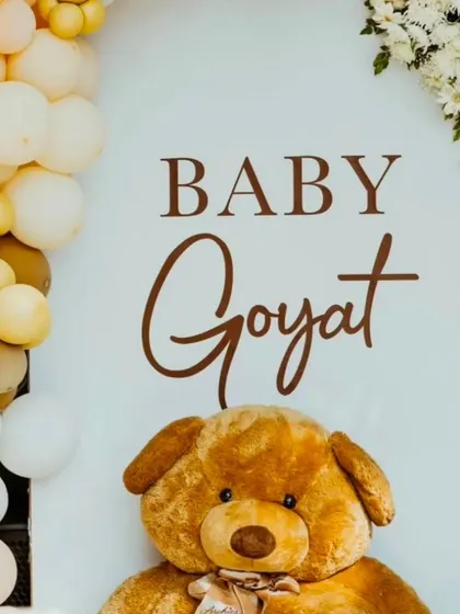 We create custom backdrops with personalized text, like this 'Baby Goyat' sign, perfectly integrated with the balloon decor.