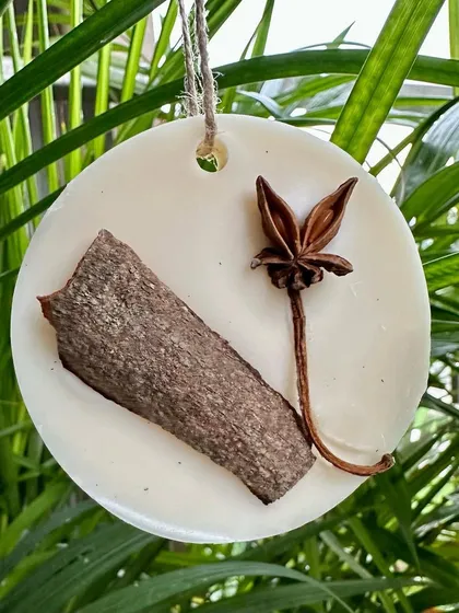 A cinnamon-scented wax sachet with a real cinnamon stick and star anise, which also helps keep bugs at bay.