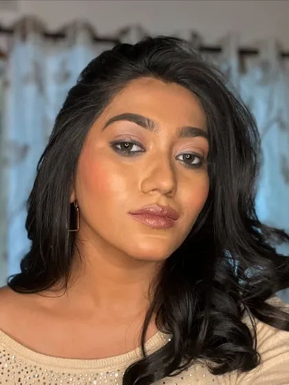 Ready to master that luminous, glass skin finish? In my workshops, I break down the techniques for achieving this popular soft glam look, from skin prep to the final touches, so you can recreate it for any special occasion.