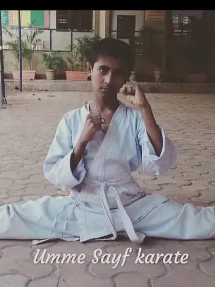 Full stretching by karateka Zeeshan. Flexibility is key to powerful kicks and avoiding injury, and we dedicate time in every class to improve it. ✨