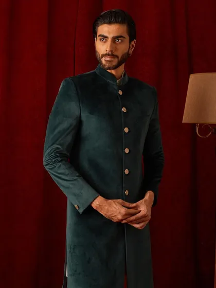 The rich texture of velvet gives this bandhgala a formal and opulent feel. It's an ensemble that is as sophisticated as the occasion you wear it to.