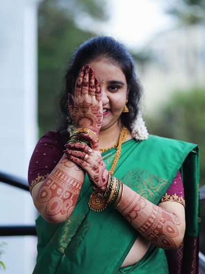 A happy bride showing off her fresh orange stain. I always guide my brides on the aftercare needed to achieve the best possible color.