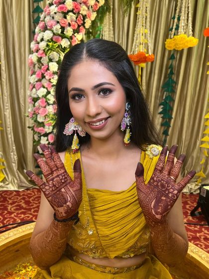 Vibrant Haldi & Mehendi Looks photo 12