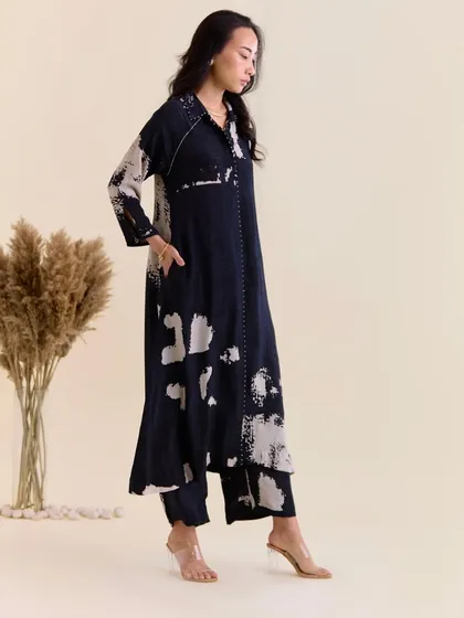 A side view of the Zia Raglon co-ord set. You can really see the fluid drape of the pure crepe fabric and the relaxed fit of the tunic and pants. And yes, it has pockets.