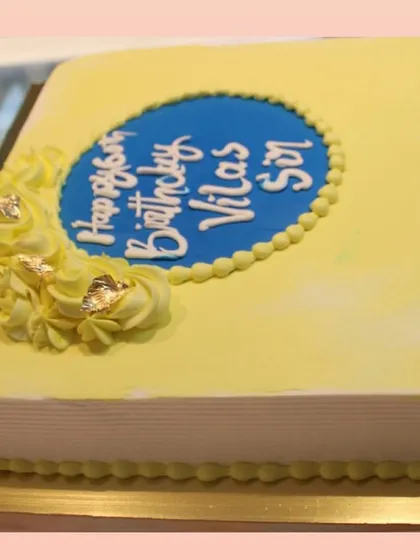 A 2.5 kg pineapple cake crafted for a boss's birthday celebration at the office. This book-shaped cake with a personalized message is a thoughtful and delicious way to celebrate a team leader.