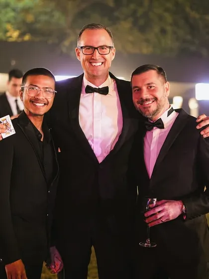 A great moment with guests at an elegant outdoor event. My roaming magic is perfect for creating a sophisticated and engaging atmosphere.