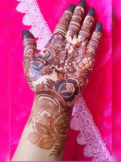 A fantastic stain update from a happy client. The deep, dark color on the back of the hand shows the quality of the henna paste and proper aftercare.
