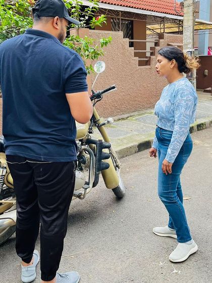 A student listens intently during a lesson. My coaching style is focused and direct, ensuring every piece of advice is practical and easy to apply on the road.