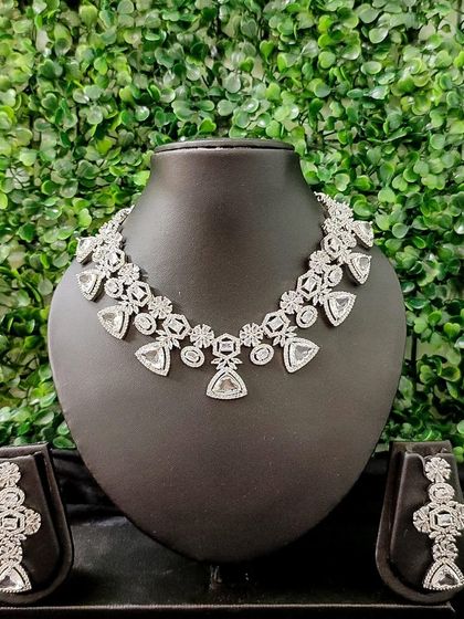 A unique AD set with modern, triangular-shaped stones, offering a contemporary twist on classic bridal jewellery.