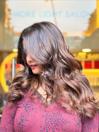A beautiful, subtle, yet noticeable no-bleach hair shade. This freehand balayage technique creates a gorgeous blend of tones while maintaining the hair's integrity.