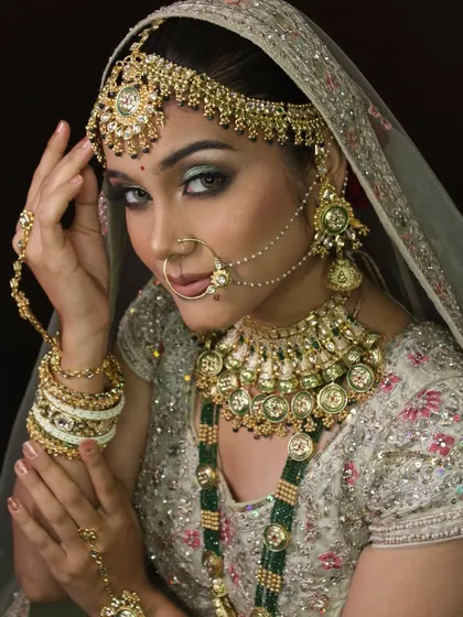 A full view of the exquisite bridal jewelry and how the makeup complements it perfectly.