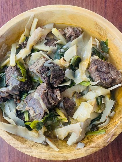 A full bowl of the beef with 'züsem' and herbs.