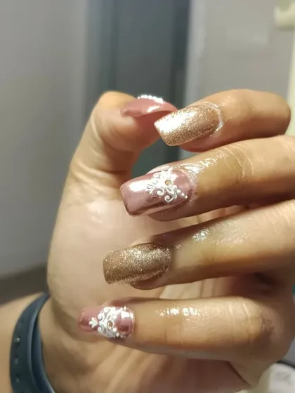 To complement this bride's beautiful mehendi, I created this custom set using rose gold chrome and glitter. I then hand-painted delicate white henna-style art on the nails to tie the whole look together.