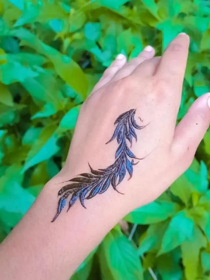 A minimalist take on the Arabic style, this feather-like design is simple, unique, and very elegant.