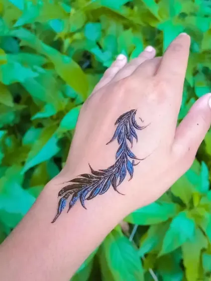 A minimalist take on the Arabic style, this feather-like design is simple, unique, and very elegant.
