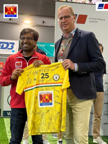 A gift of gratitude. Mr. Gupta presents a signed team jersey to Dr. Jörg Stratmann, CEO of Rolls-Royce Power Systems, a key partner of the MTU Cup.