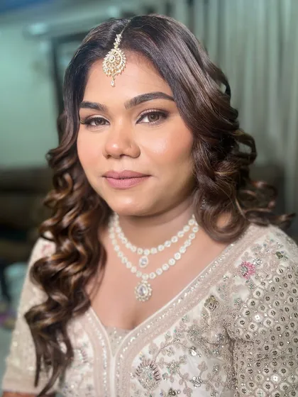 A radiant glass skin look for this engagement day. The makeup is dewy and fresh, with a touch of traditional charm.