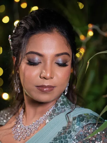 For my architect bride Shriya, we went for a fun, shade-shifting intense smokey eye for her reception. This look shows that glam can still be elegant. The focus was on creating a statement with her eyes, paired with a glossy nude lip and flawless skin that glowed under the evening lights.