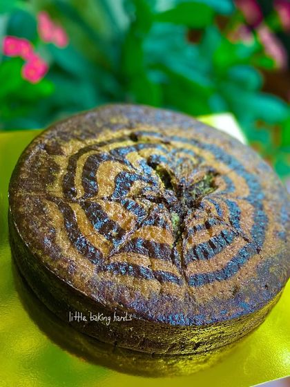 Another round marble cake, ready to go. The deep colours and beautiful pattern make it look so appealing.