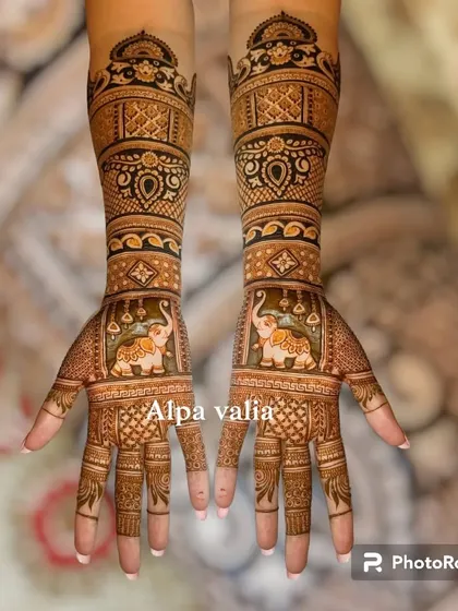 This bridal design showcases decorated elephants on the palms, a symbol of royalty and good fortune.