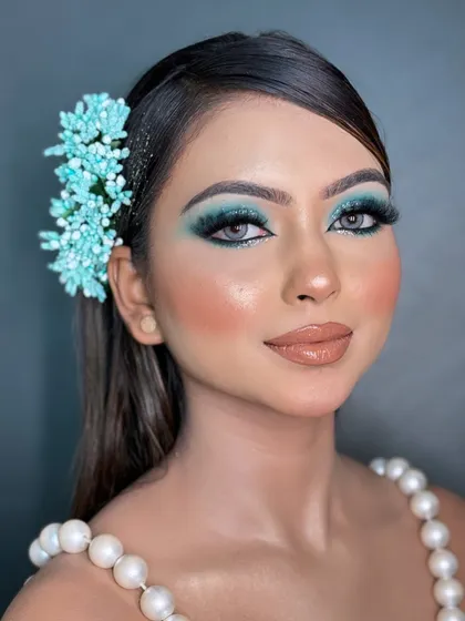 A closer look at a creative makeup look we teach in the course. This blue smokey eye with a touch of glitter is perfect for sangeet or cocktail events. I show you how to blend colors seamlessly and apply glitter for that extra pop without any fallout.