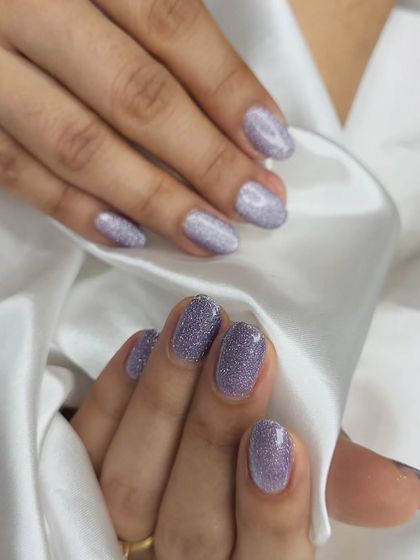 A still shot of the beautiful silver glitter nails, perfect for any party or special occasion.