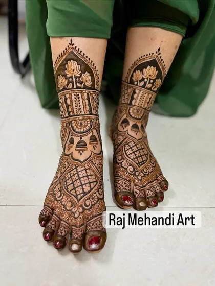 The beauty of bridal mehndi extends to the feet. This design features a central jharokha element, complemented by delicate lotus flowers and full coverage on the toes, ensuring you look perfect from head to toe.