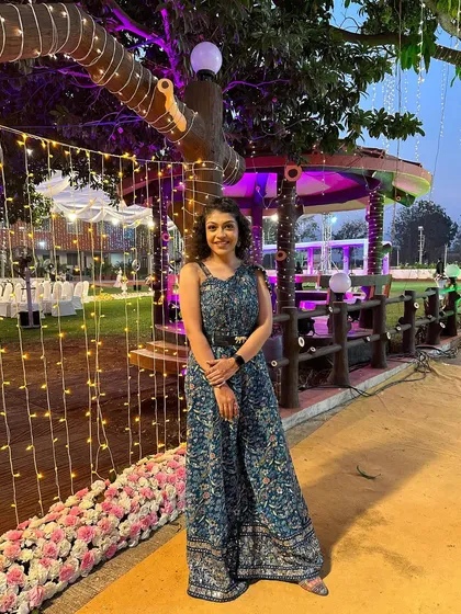 This lovely client is radiating grace and elegance at an outdoor evening event. I gave her a natural makeup look that enhanced her features and defined her curls.