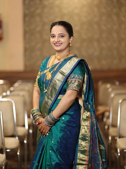 A basic HD makeup look for a wedding guest. The client looks elegant and graceful in her teal Paithani saree.