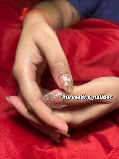 A glamorous set perfect for a red carpet moment. I used a shimmery base with gold-tipped accents, delicate feather-like details, and sparkling rhinestones to create a truly show-stopping look.