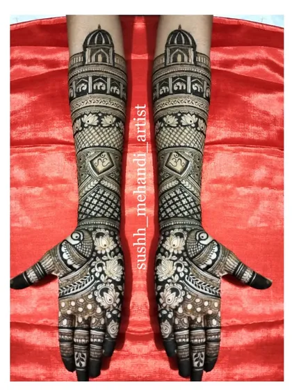 Another view of the grand palace mehandi. The symmetry is perfect, and the design is filled with details from top to bottom.