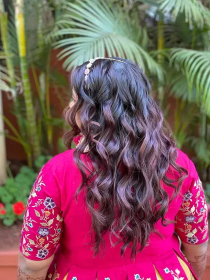 Classic beachy waves for a relaxed, pre-wedding event. This style is effortless, chic, and perfect for an outdoor celebration.