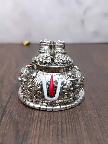 Yeh silver-plated Balaji Padam ka ek aur clean shot hai, jo iski chamak aur finish ko dikhata hai.