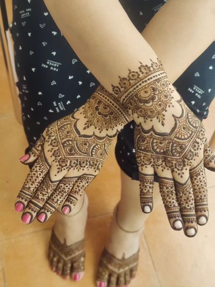 A clear view of a detailed back-hand design. The fine lines and traditional motifs create a beautiful lace-like effect on the skin, perfect for any festive occasion.