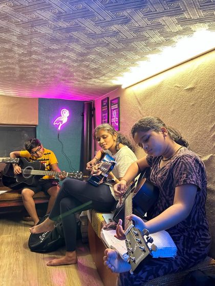 Students of different levels practicing together. The group setting allows beginners to get inspired by more advanced players.