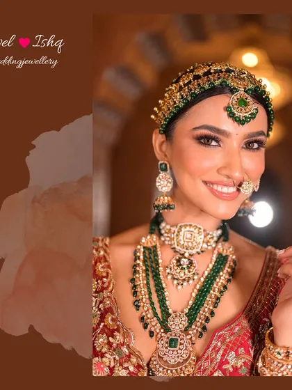 A radiant smile from the bride, showing off her complete jewellery set. The green beaded mathapatti perfectly frames her face.
