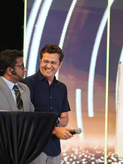 Sharing the stage with volunteers at the MetroBrands event. The laughter and camaraderie on stage create a positive and energetic atmosphere throughout the venue.