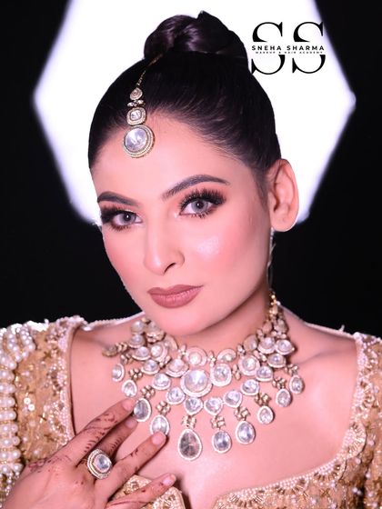 Another angle of this stunning bridal demo, showing how the contour and highlight look under direct studio lighting. This is key for photography.