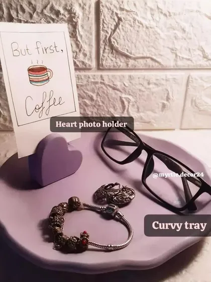 A cute purple-themed set, featuring our curvy tray and a heart photo holder.
