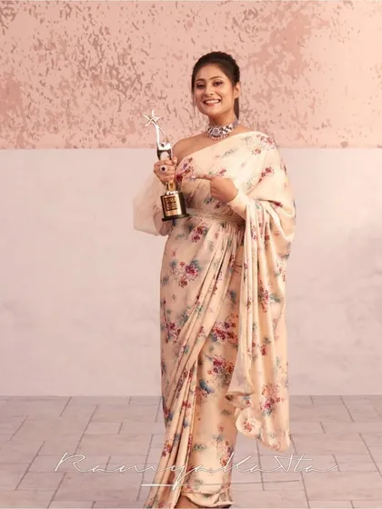 It was an honor to dress the lovely Amrutha Iyengar for the SIIMA awards. This custom floral satin saree with a contemporary off-shoulder blouse and a delicate pearl belt showcases a blend of modern glamour and classic grace.