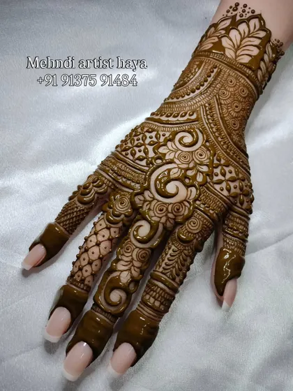 Every detail matters in bridal henna. This shot captures the fine dots, lines, and swirls that fill the space between the larger elements, creating a truly complete piece.