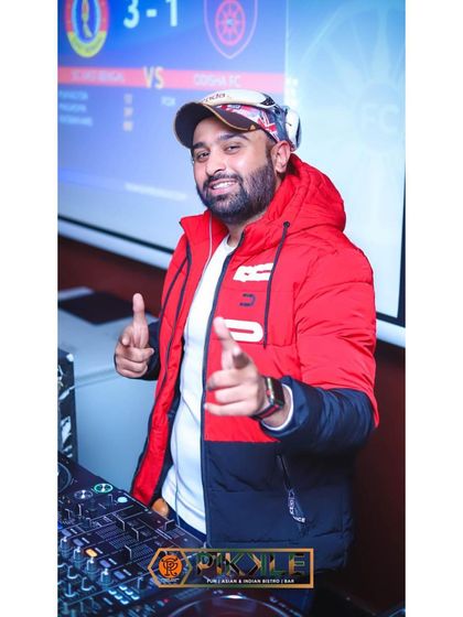 Pointing to the crowd at Pikkle. My performance is always a two-way street between me and the audience.