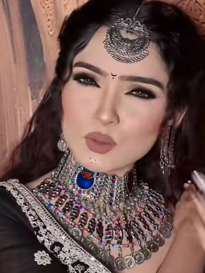 A model with a dramatic makeup look wearing a colorful Afghani-style oxidised choker and mathapatti.