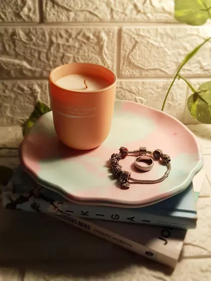 This concrete tray has a soft, dreamy look that reminds us of cotton candy. The blend of pink and mint green is sweet and playful.