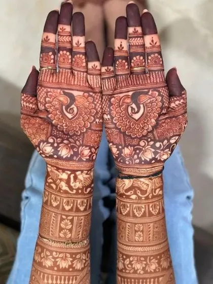 The result of my all-natural, homemade henna paste is a rich, dark stain. I guarantee a 'pakka rang' that looks stunning both in person and in your wedding photos. This is the deep maroon color you can expect.