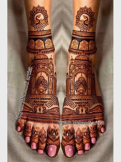 Intricate bridal mehandi for the feet, featuring architectural dome motifs and delicate peacock designs. I ensure that the henna on your feet is just as stunning as on your hands.