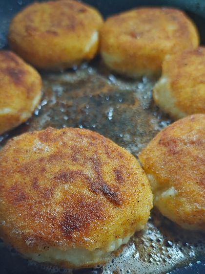 Keema Potato Chops, a dish that brings back so many childhood memories. My Aai and Maushi used to make these during our summer vacations while we cousins played. After getting all tired, we would hog on these.