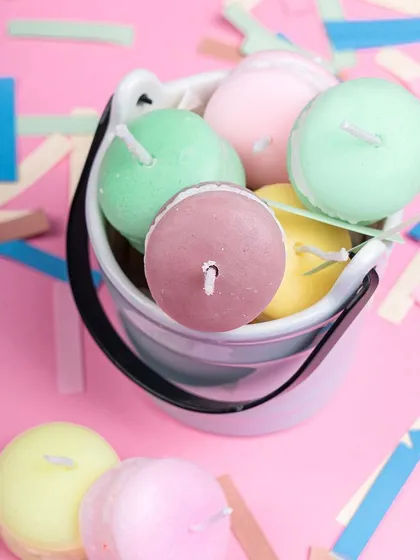 Even my smaller dessert candles are packed with detail. This little bucket is filled with colorful macaron-shaped candles, perfect as a small gift, a party favor, or a cute decorative accent for your desk or shelf.