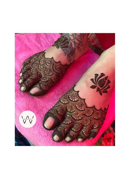 Another angle of the lotus bridal feet design.