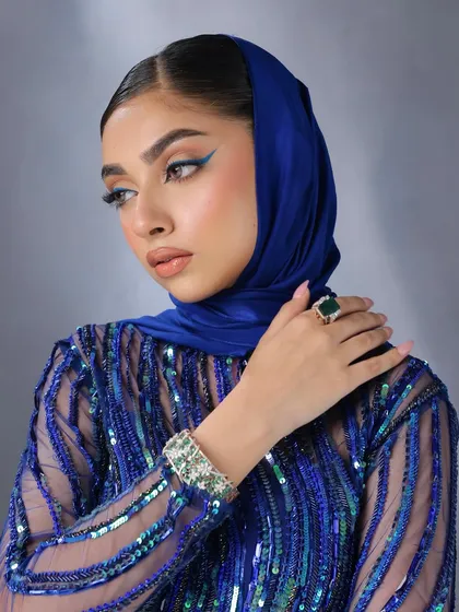 The blue liner paired with stunning emerald and diamond jewelry. The colour contrast is beautiful and luxurious.